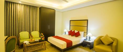 1 quarto, frigobar, cofres nos quartos, escrivaninha