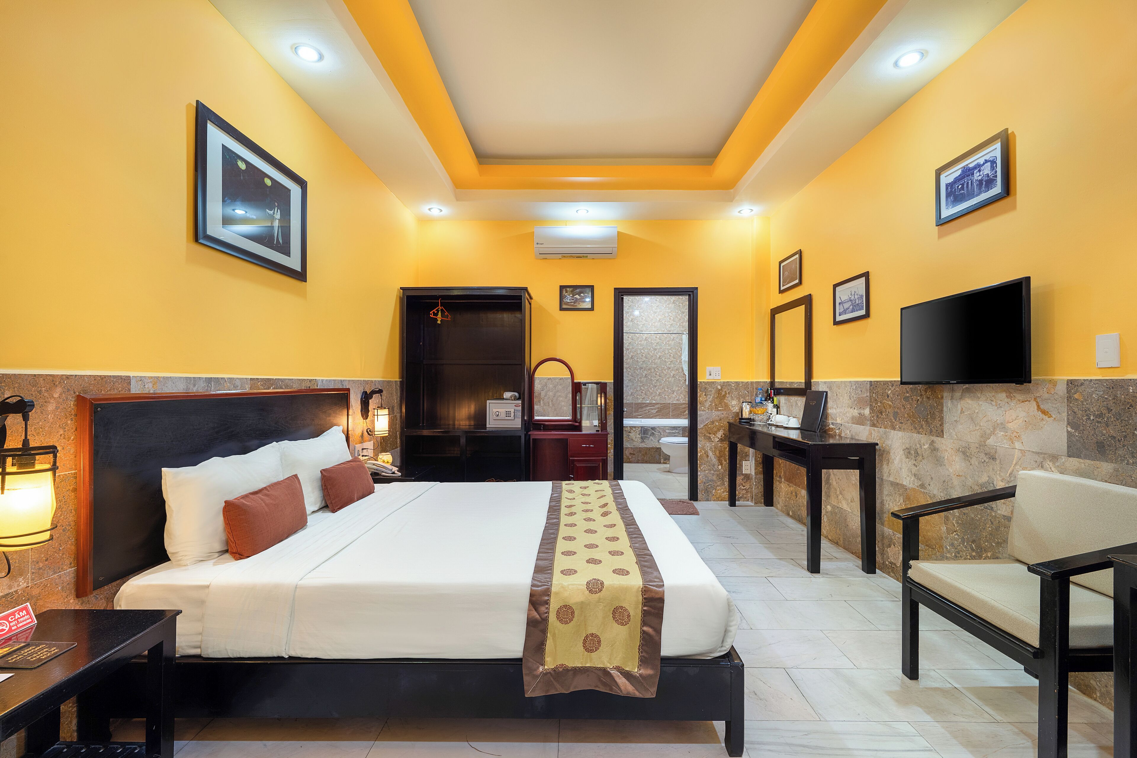 deluxe double room | in-room safe, desk, laptop workspace, soundproofing