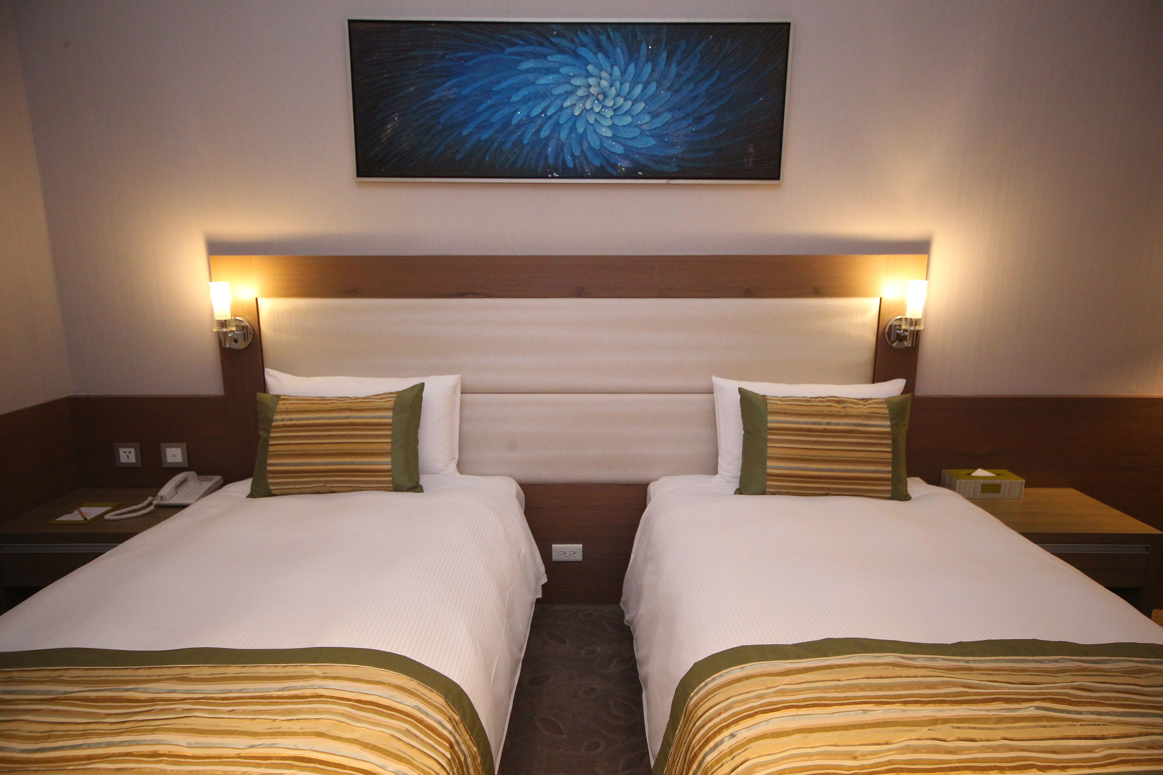 premium bedding, in-room safe, desk, laptop workspace