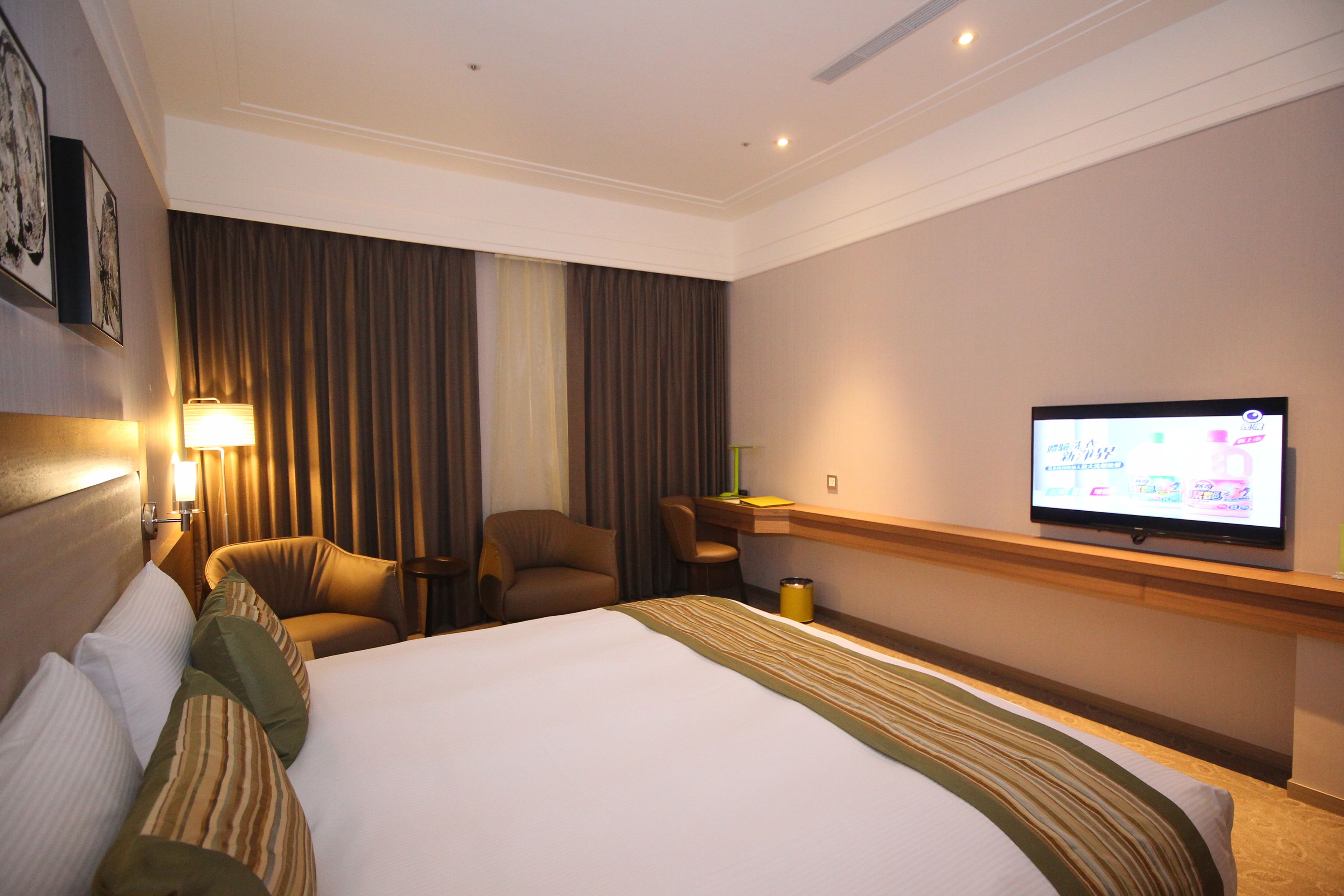 premium bedding, in-room safe, desk, laptop workspace