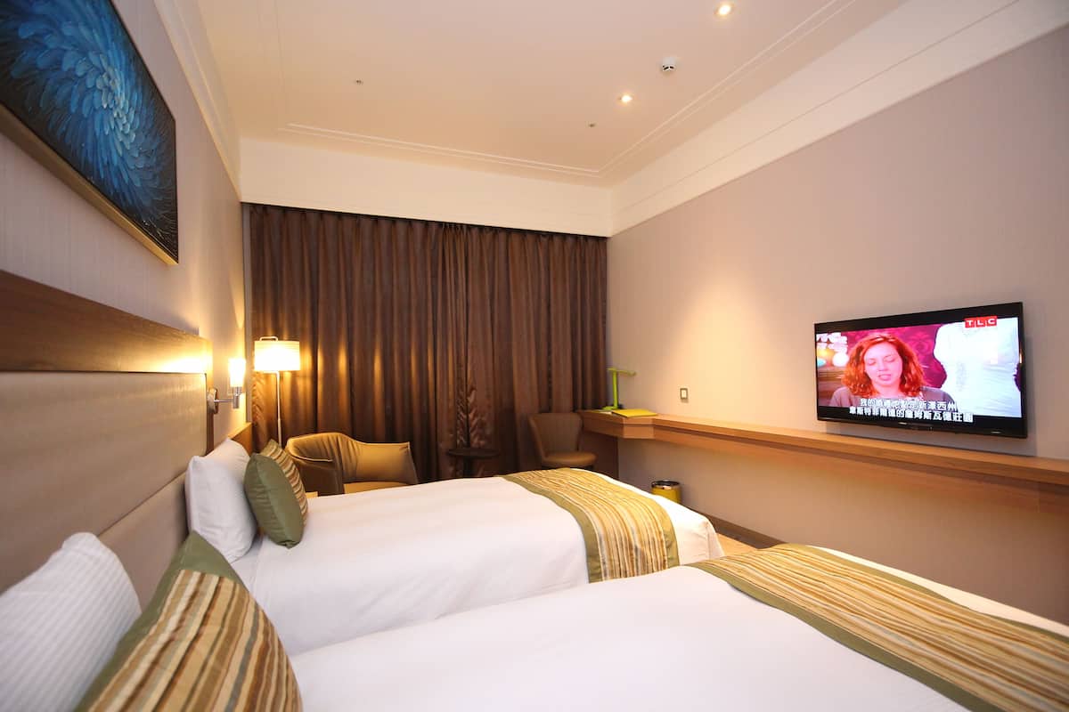 premium bedding, in-room safe, desk, laptop workspace