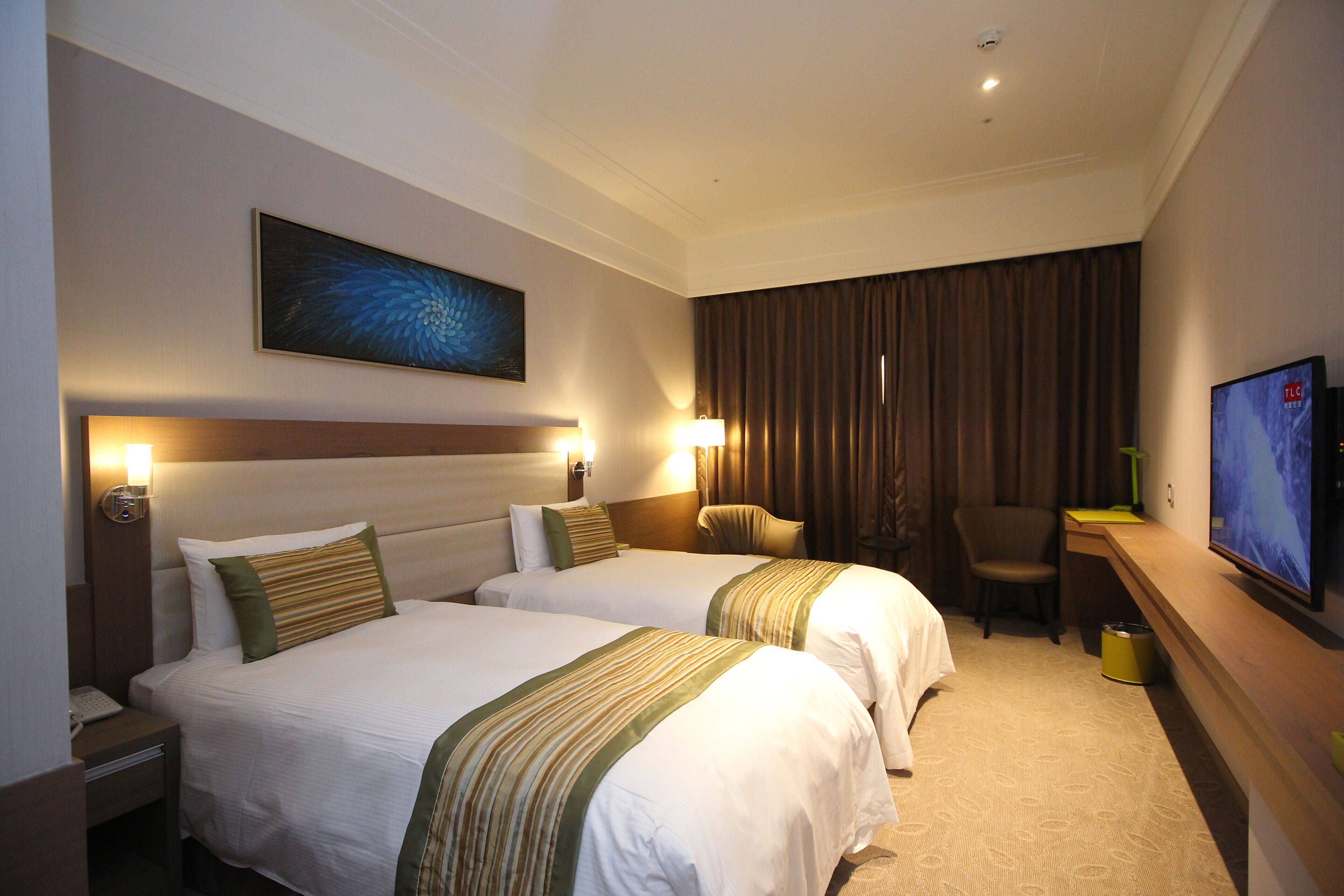 premium bedding, in-room safe, desk, laptop workspace