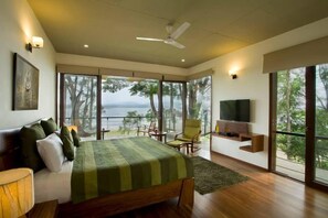 Habitación superior, 1 cama de matrimonio grande | Caja fuerte y camas supletorias