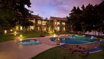 สระว่ายน้ำกลางแจ้ง