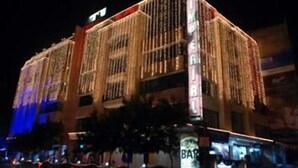 Un edificio con un cartel grande que dice "BAR" en la parte inferior.