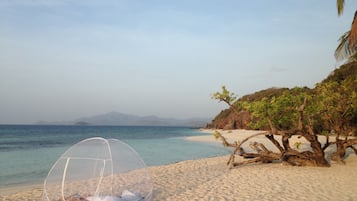 Di pantai, kerusi lepak pantai, urut tepi pantai, selam skuba 