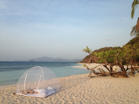 En la playa, sillas reclinables de playa, masajes en la playa, buceo