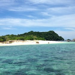 Na praia, espreguiçadeiras, massagens na praia