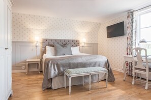 Deluxe Double Room (Nyponros, 35 sq.m) | Desk, blackout drapes, free WiFi, bed sheets - Stufvenäs Gästgifveri (Soderakra)