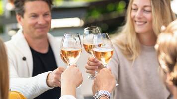 Un grupo de personas brindando con copas de champán.