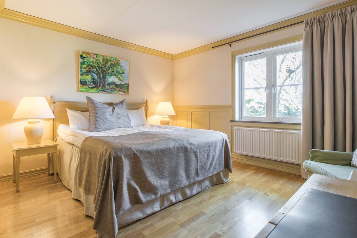Desk, blackout curtains, free WiFi, bed sheets