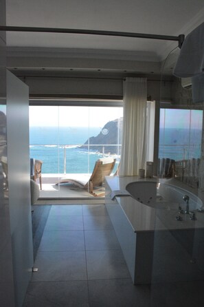 Kamer (Captain's) | Badkamer | Een aparte badkuip en douche, gratis toiletartikelen, een haardroger