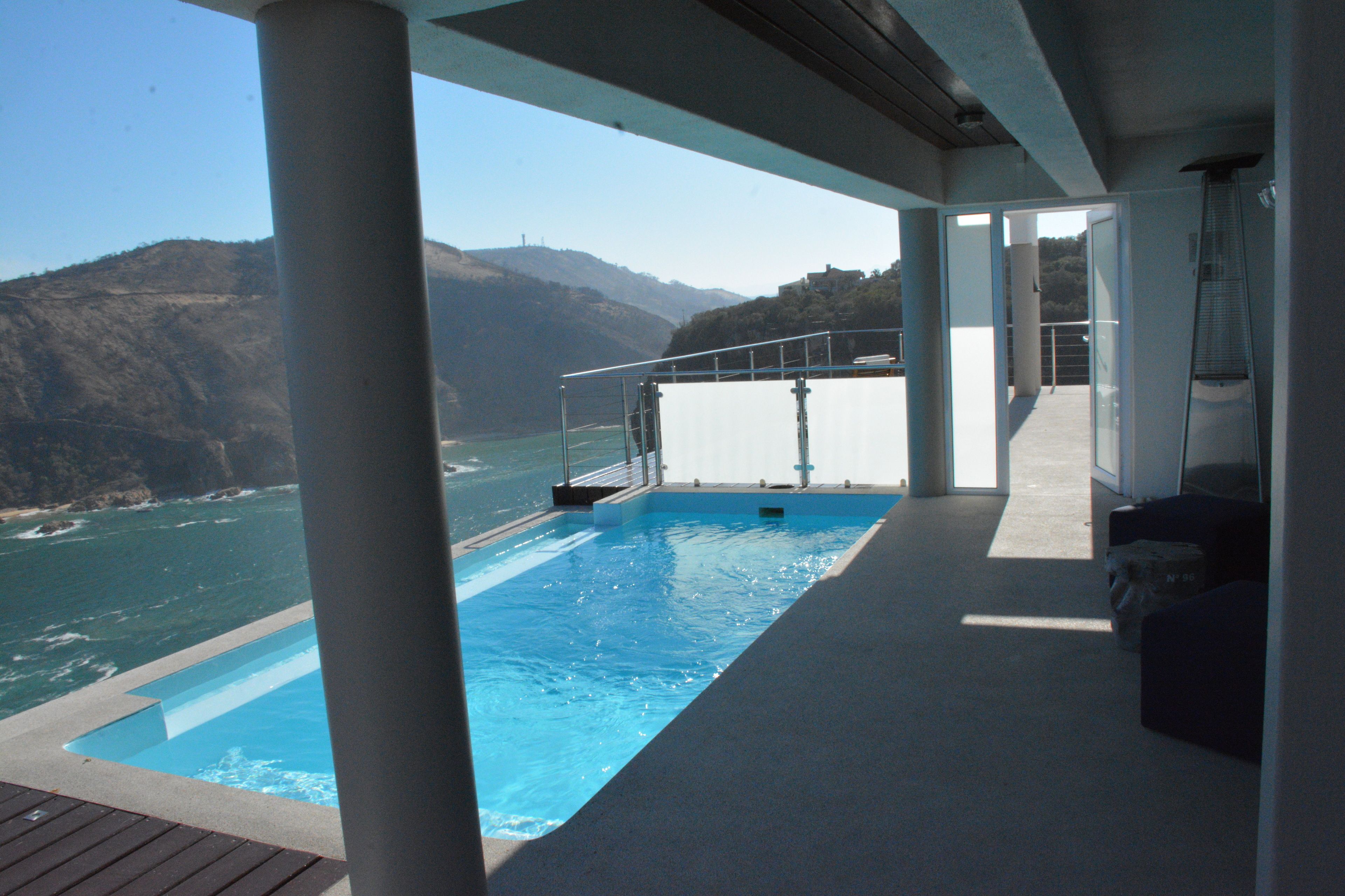 Una piscina al aire libre, tumbonas