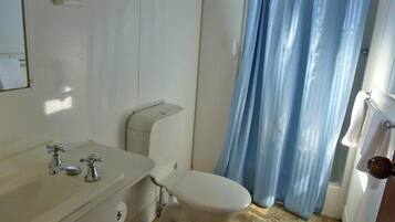 Standard Cabin, 1 Bedroom | Bathroom | Shower, towels