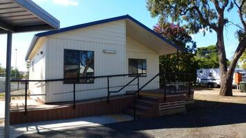 Deluxe Cabin, 2 Bedrooms, Accessible | Cots/infant beds, free WiFi