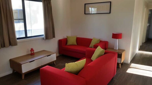 تلفزيون بشاشة مسطحة