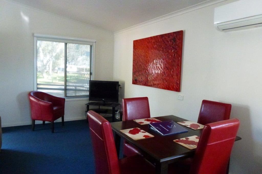 Stuga Deluxe - 2 sovrum - tillgänglighetsanpassat | Vardagsrum | Platt-tv