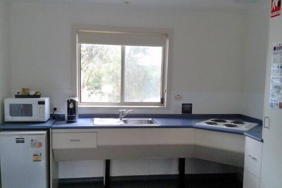 Deluxe Cabin, 2 Bedrooms, Accessible | Private kitchen | Microwave, stovetop, cookware/dishes/utensils