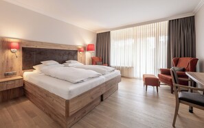 Habitación Confort doble, no fumadores, vistas al jardín | Ropa de cama hipoalergénica, minibar, caja fuerte