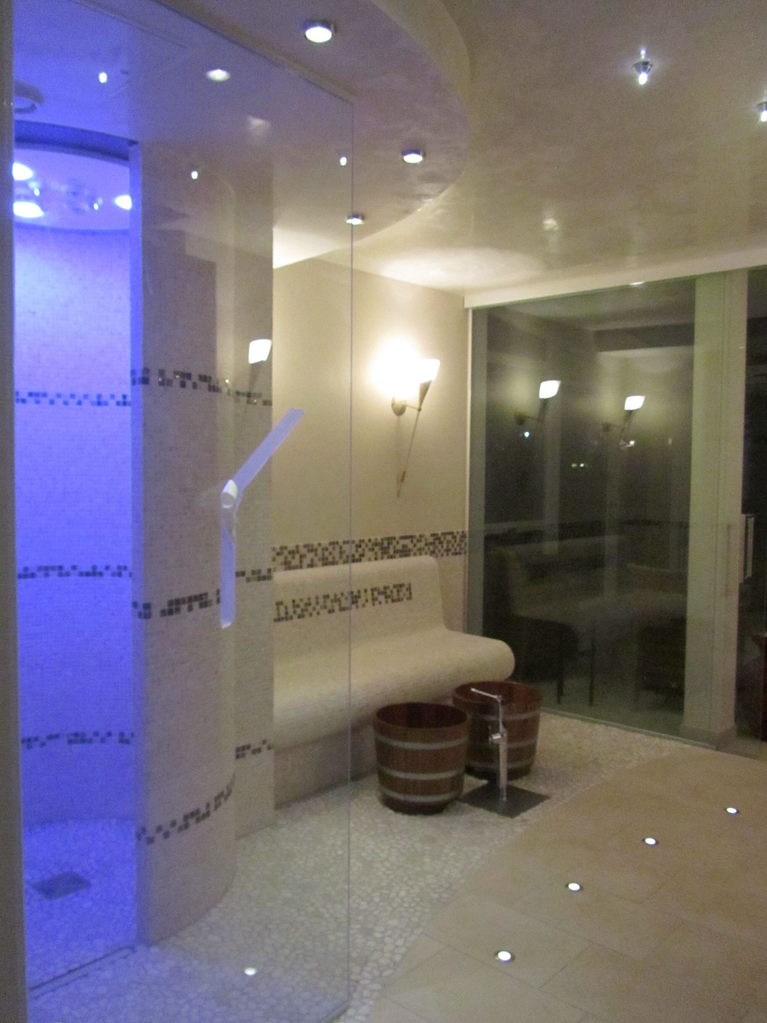 Kroppsbehandlingar, massage med varma stenar och djupmassage