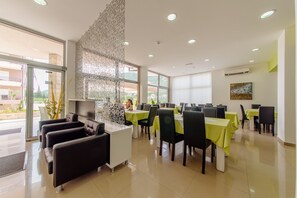 ฝ่ายต้อนรับ