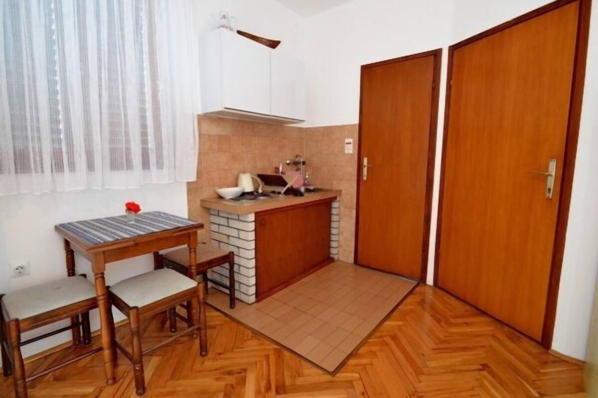 Standard Studio, Kitchen, City View (Teracce - for 3 persons) | In-room dining