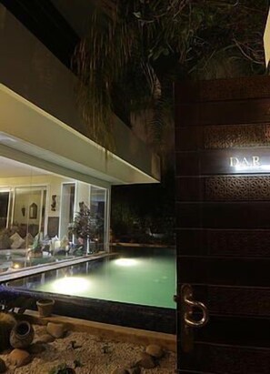 Una piscina al aire libre
