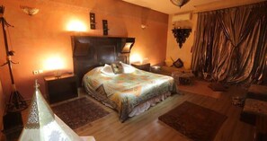 Een minibar, een kluis op de kamer, individueel gedecoreerd