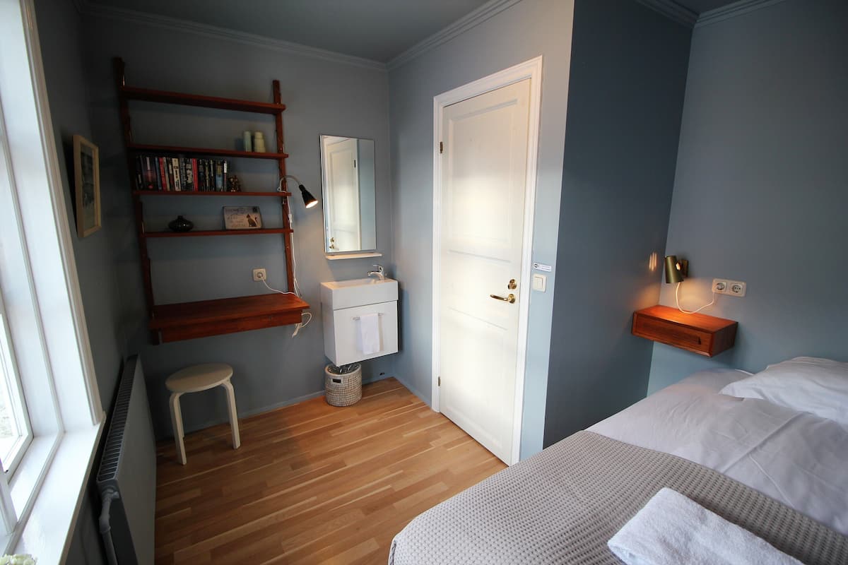 Quarto solteiro econômico | 1 quarto, Wi-Fi de cortesia, roupa de cama