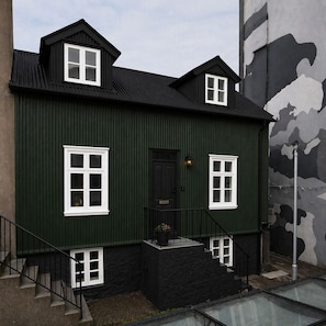 Front of property - Grettir Guesthouse (Reykjavik)