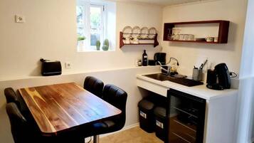 House | Shared kitchen facilities | Dishwasher, toaster