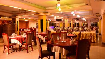 Déjeuner et dßner servis sur place, spécialités Cuisine internationale