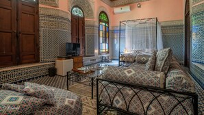 Suite panoramique, 2 lits doubles, vue sur la ville | 1 chambre, literie de qualité, minibar, coffre-fort