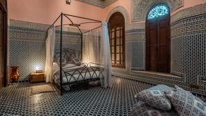 Suite panoramique, 2 lits doubles, vue sur la ville | 1 chambre, literie de qualité, minibar, coffre-fort