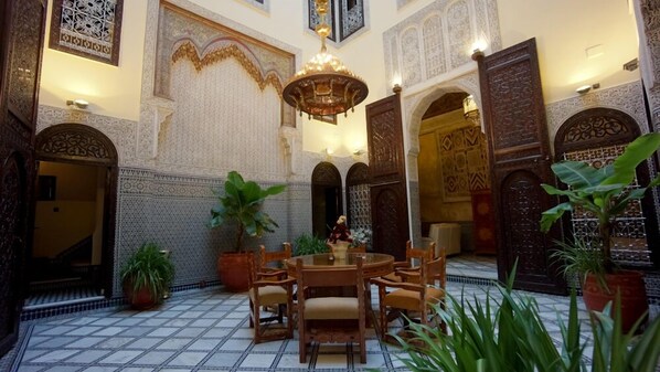 Lobby sitting area - Riad Fes Palacete (Fes)