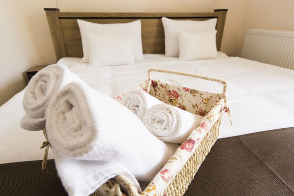 Habitación doble económica, 1 cama matrimonial | Escritorio, insonorización, tabla de planchar con plancha y wifi gratis 