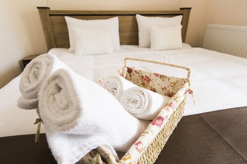 Log Inn Boutique Hotel