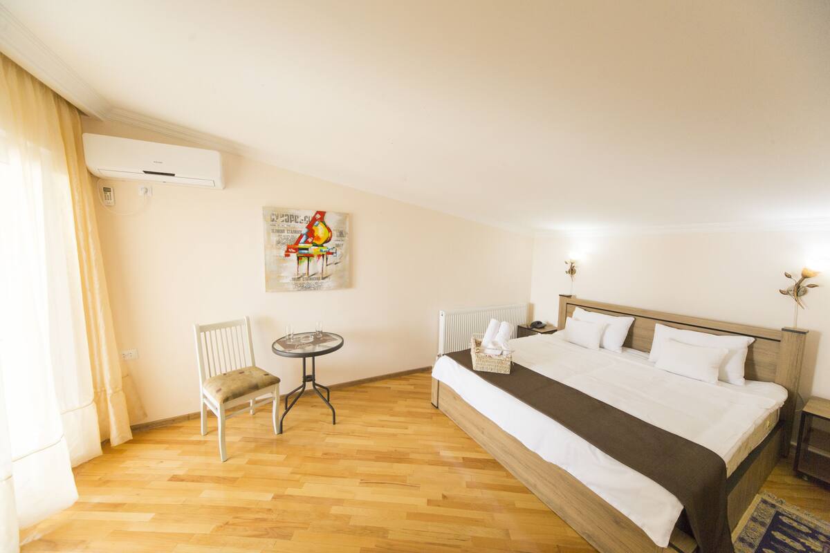 Superior Double Room | Desk, soundproofing, iron/ironing board (on request), WiFi (free)