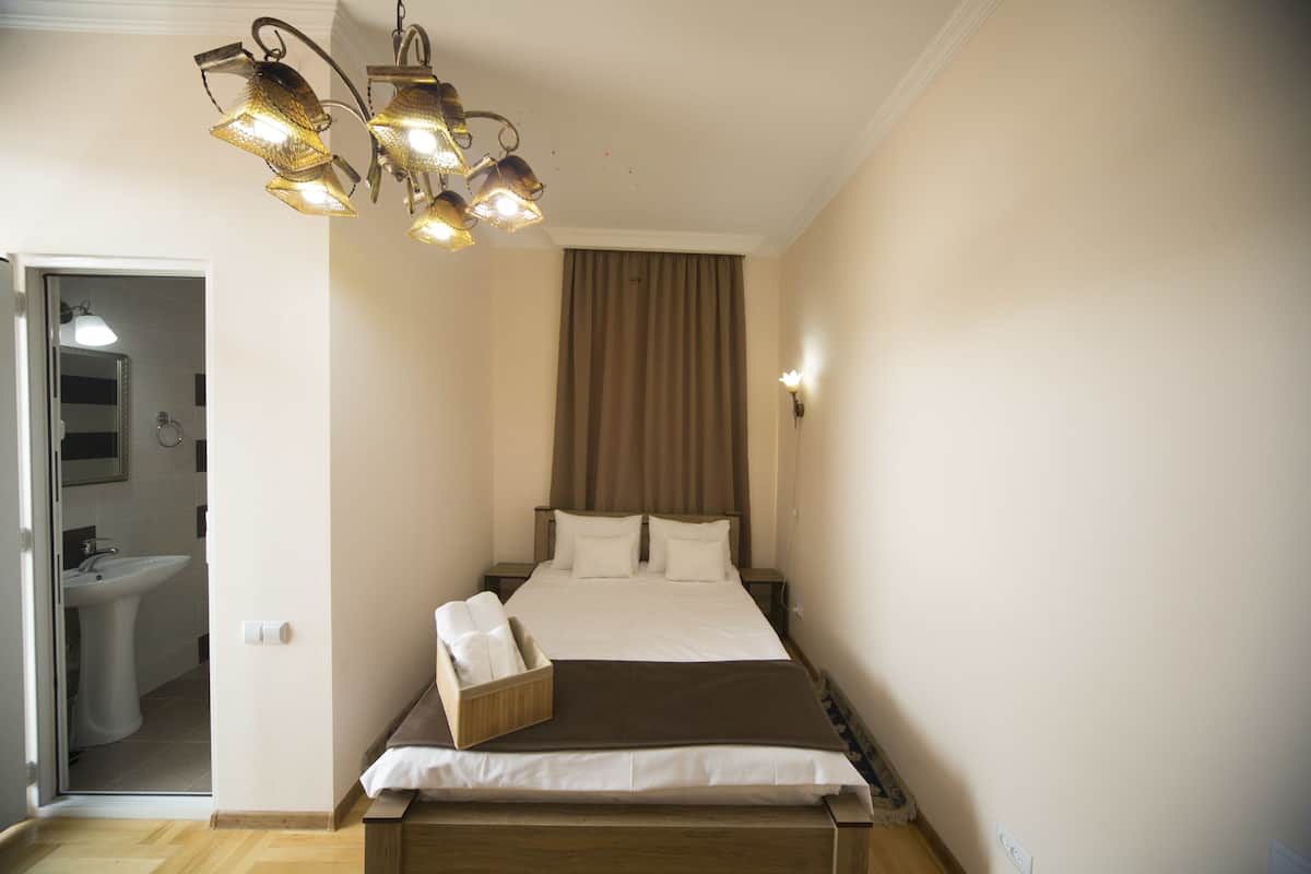 Basic Double Room, 1 Double Bed, City View | Desk, soundproofing, iron/ironing board (on request), WiFi (free)