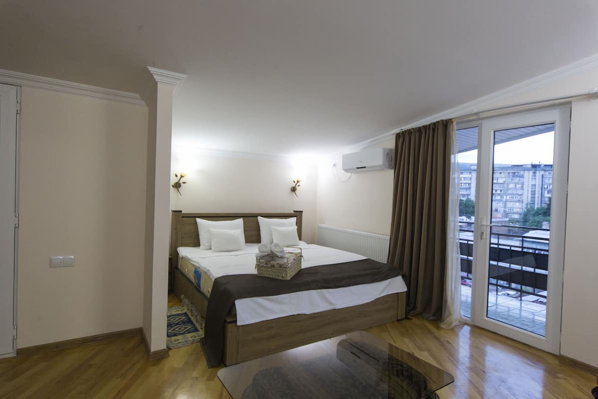 Deluxe Double Room, Balcony | Desk, soundproofing, iron/ironing board (on request), WiFi (free)