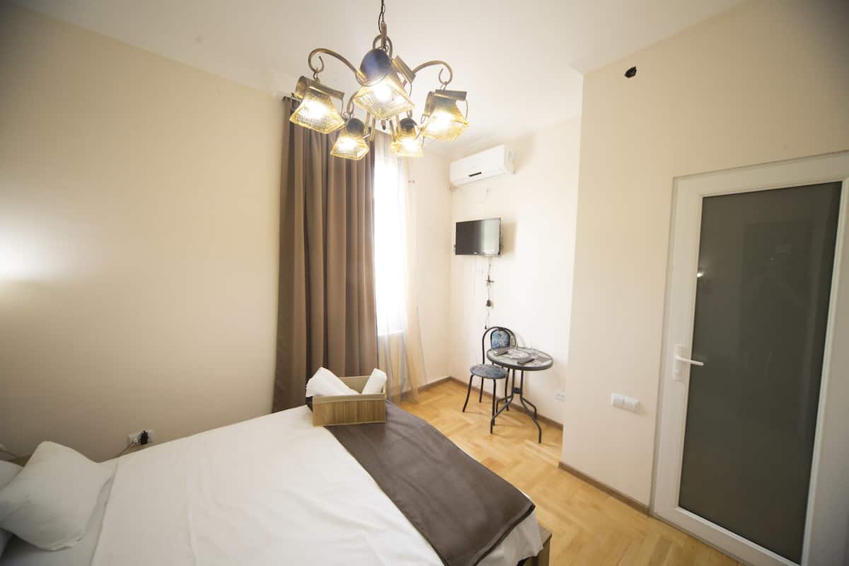 Classic Double Room, 1 Double Bed | Desk, soundproofing, iron/ironing board (on request), WiFi (free)