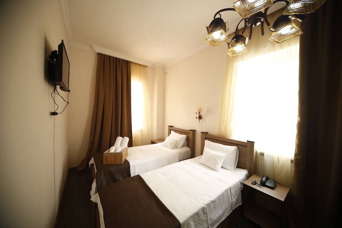 Double or Twin Room | Desk, soundproofing, iron/ironing board (on request), WiFi (free)