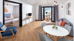 Amplia sala de estar con un sofá, una mesa de comedor y un televisor.