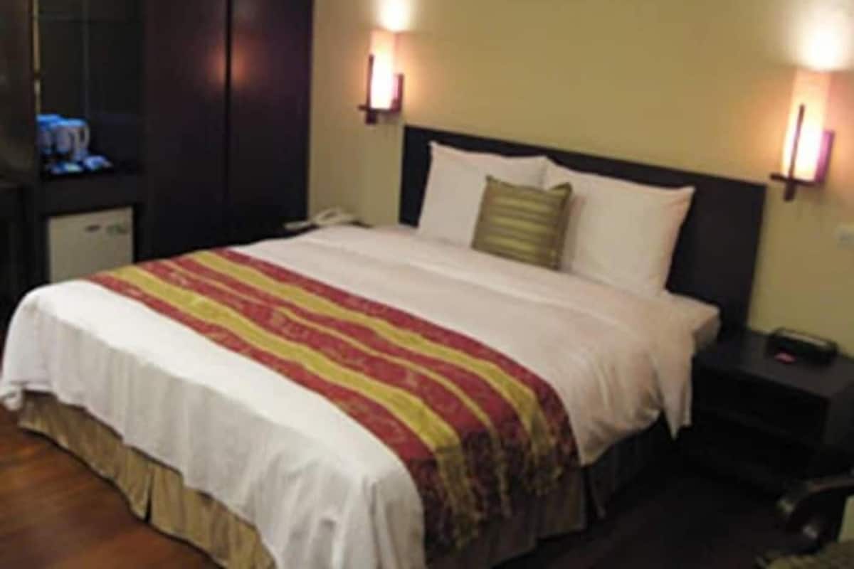 Standard Double Room, 1 Double Bed | Down duvets, in-room safe, desk, soundproofing