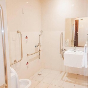 Combined shower/bathtub, deep-soaking bathtub, free toiletries - 9 Hotel Taipei (New Taipei City)