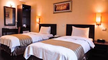 Quarto duplo luxo | Edredons de pluma, cofres nos quartos, escrivaninha