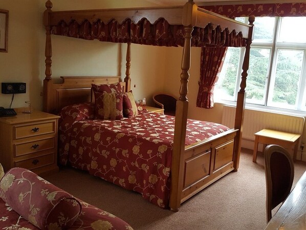 Suite Supérieure, salle de bains attenante, vue jardin (Superior Four Poster)