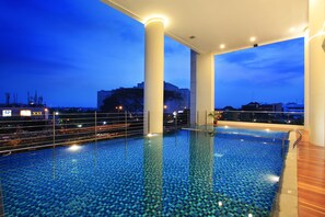 สระว่ายน้ำกลางแจ้ง เปิด 6:00 น. ถึง 18:00 น., เก้าอี้อาบแดดริมสระ