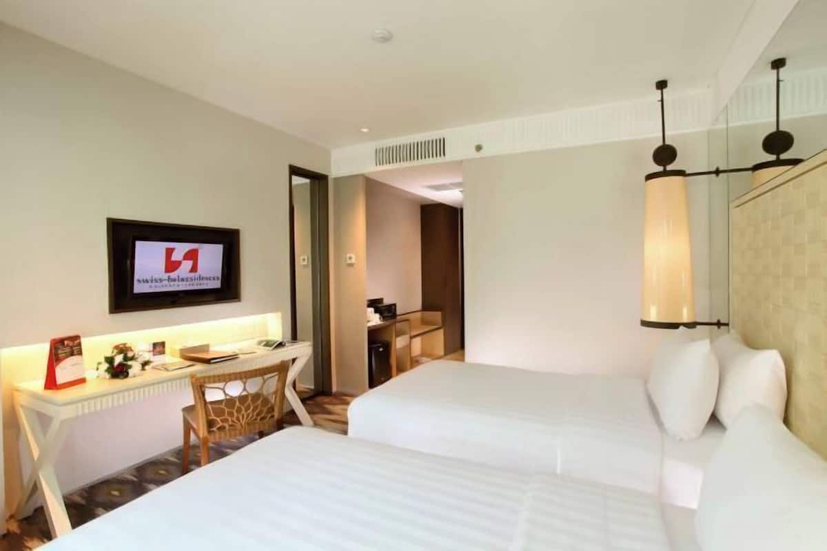 1 bedroom, premium bedding, memory-foam beds, in-room safe