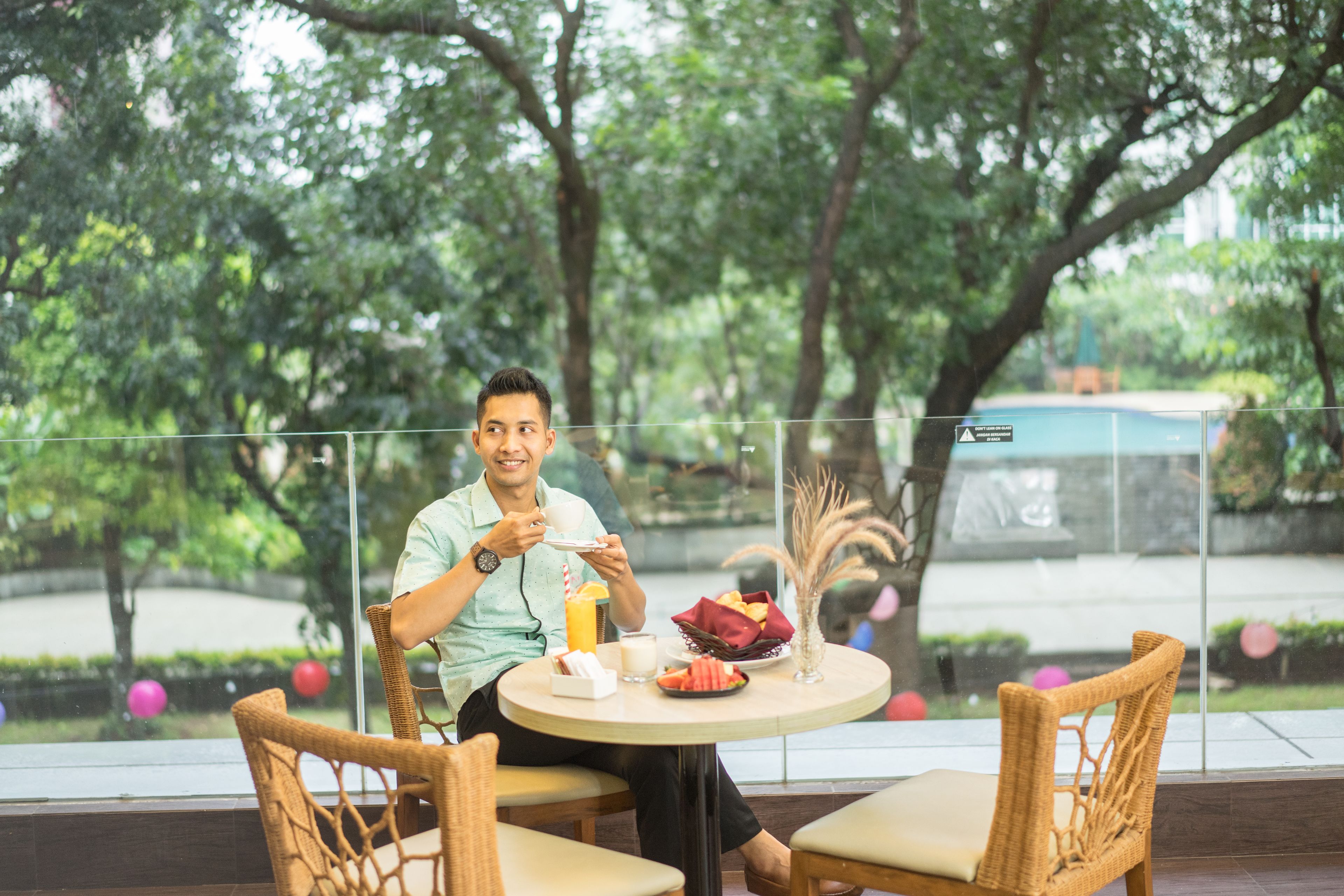 breakfast, lunch, dinner served; international cuisine, garden views